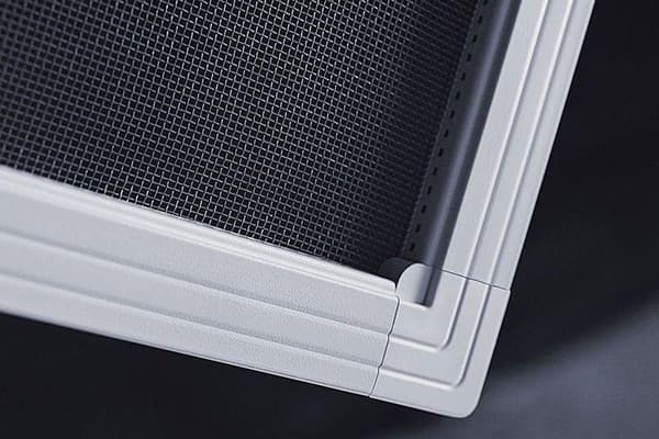 Moustiquaire dans un cadre en plastique