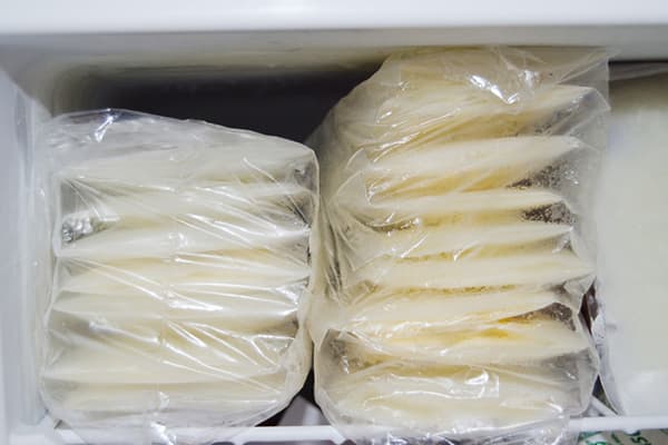 Lait congelé dans des sacs à fermeture éclair