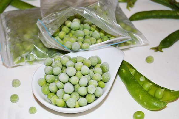Pois congelés dans un pack de zip