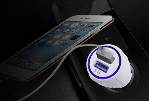 Le téléphone se recharge dans la voiture