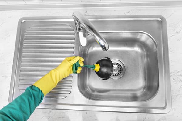 Nettoyage avec un plongeur