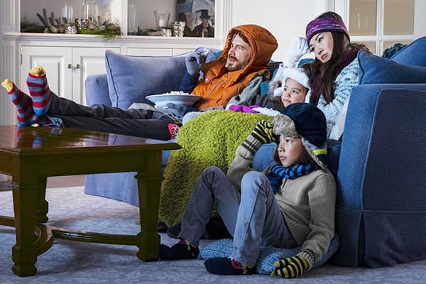 Famille dans un appartement froid