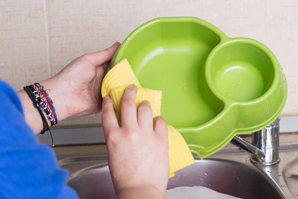 Nettoyage d'un bol pour chien