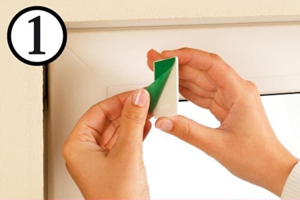 Bande adhésive pour la fixation des stores