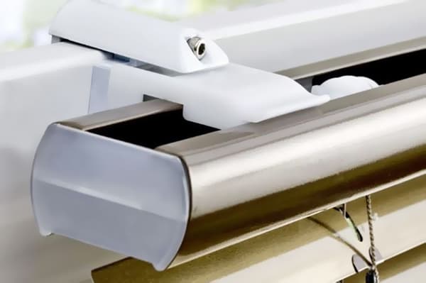 Fixation des stores à la fenêtre