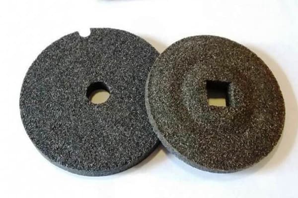 Meules abrasives pour moudre un couteau dans un hachoir à viande