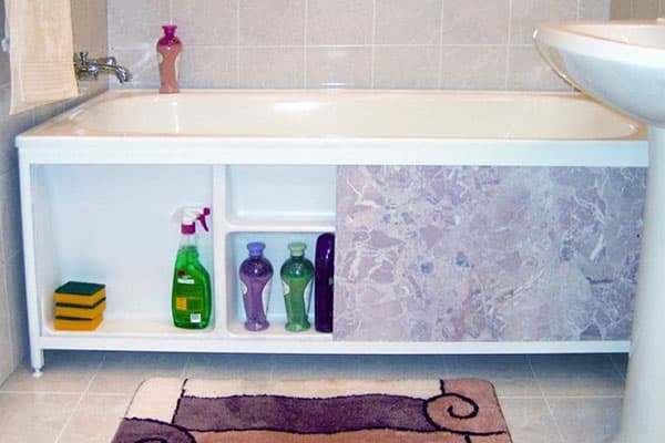 Paravent à portes coulissantes sous la baignoire