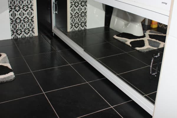 Miroir écran sous la salle de bain