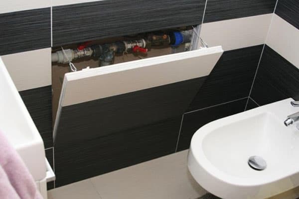 Trappe technique sous la salle de bain