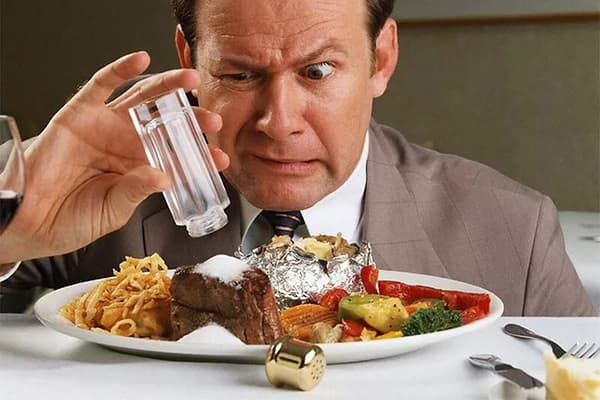 L'homme a salé le plat