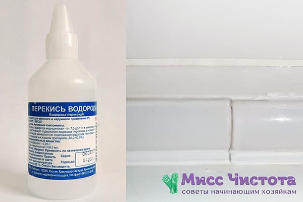 Peroxyde d'hydrogène versus champignon dans la salle de bain