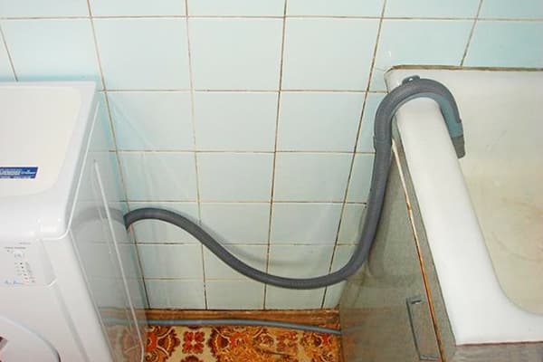 Vidanger la machine à laver dans la baignoire