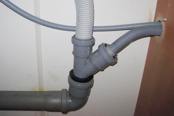 Vidanger la machine à laver à travers un siphon