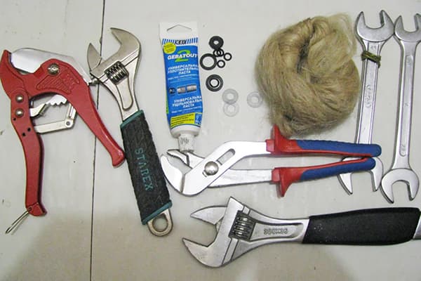 Outil pour connecter une machine à laver