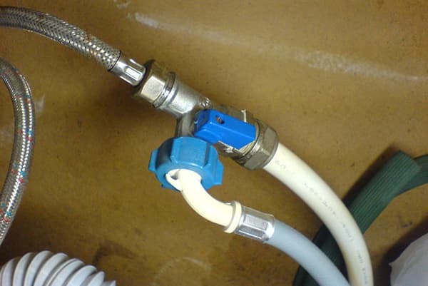 Raccorder le lave-linge à la source d'eau à l'aide d'un té