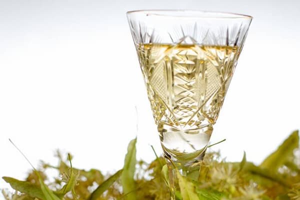 Teinture à l'alcool sur des fleurs de tilleul