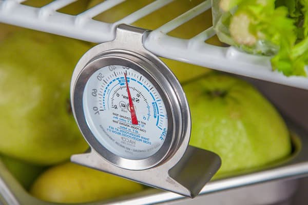 Thermomètre dans le réfrigérateur