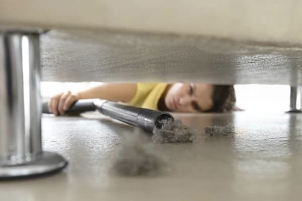 Épousseter avec un aspirateur