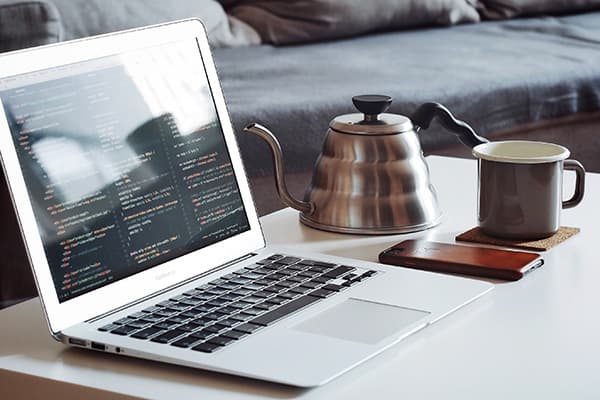 Netbook et café sur la table basse