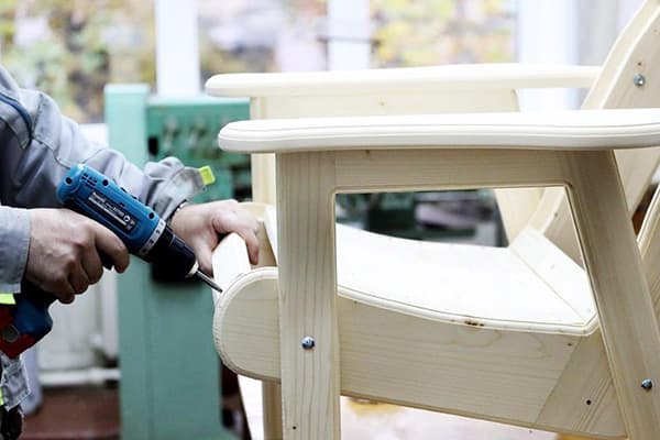 Assemblage d'une chaise en bois