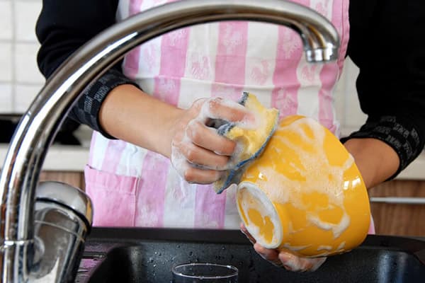 Laver la vaisselle avec une éponge en mousse