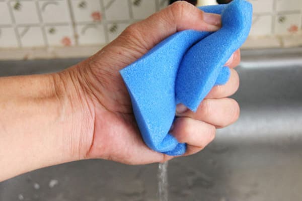 Un homme appuie sur une éponge en mousse