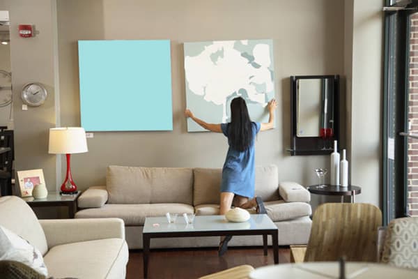 Fille prend une photo du mur