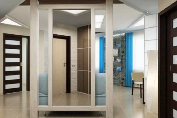 La porte se reflète dans le miroir