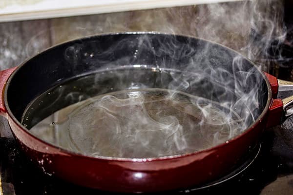 Huile dans une casserole fume