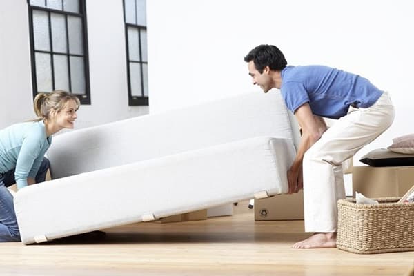 Couple porte un sofa