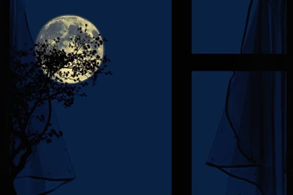 Pleine lune par la fenêtre