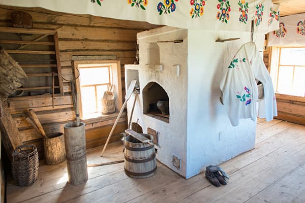 Cabane avec four et sol en planches