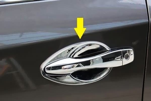 La poignée de la porte de la voiture