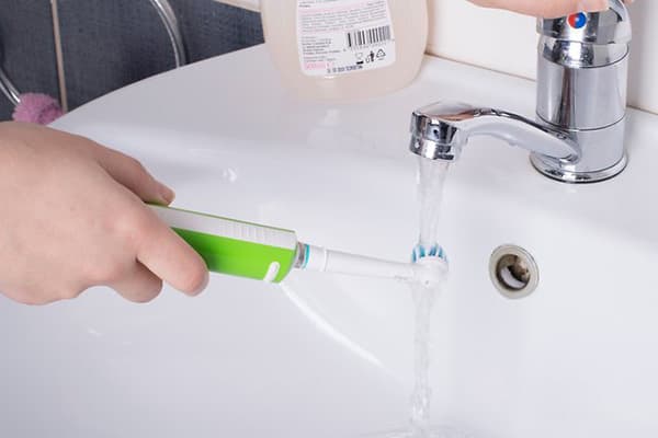 Brosse à dents à laver sous le robinet