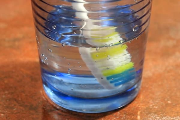 Brosse à dents désinfectante