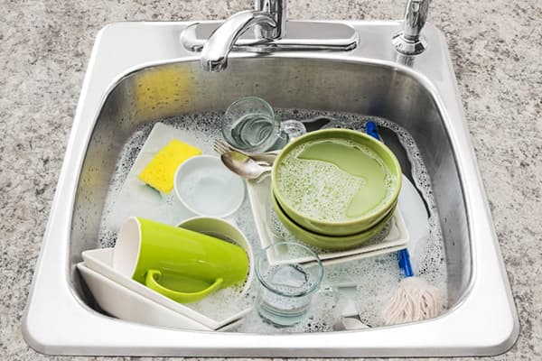 La vaisselle est trempée dans l'évier de la cuisine