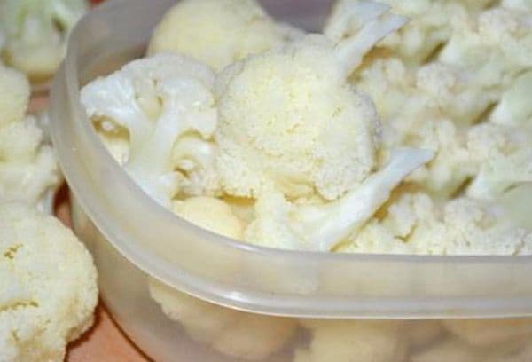 chou-fleur dans un récipient en plastique