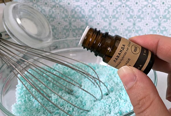 Ajouter de l'huile de lavande au mélange à la bombe de bain