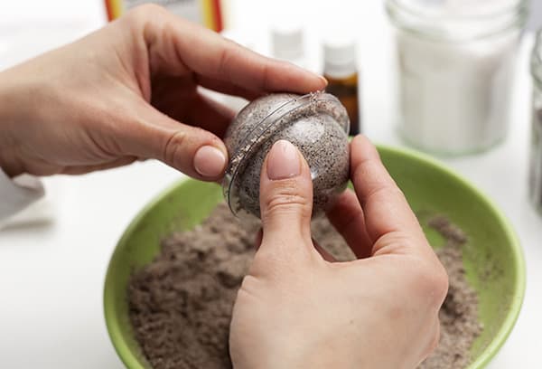 Fille sculpte une bombe de café pour un bain