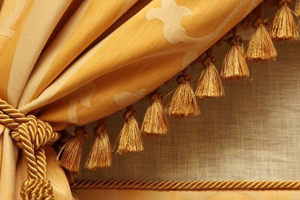 Drapes avec décor à la brosse