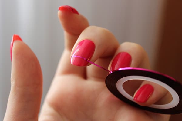 Ruban adhésif pour la conception des ongles