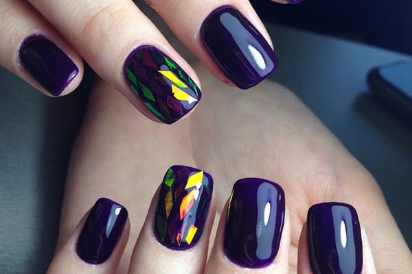 Ongles design avec des morceaux de papier d'aluminium