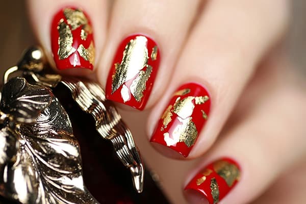 Ongle brillant avec feuille d'or