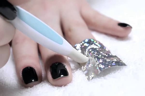 Coller la feuille sur l'ongle