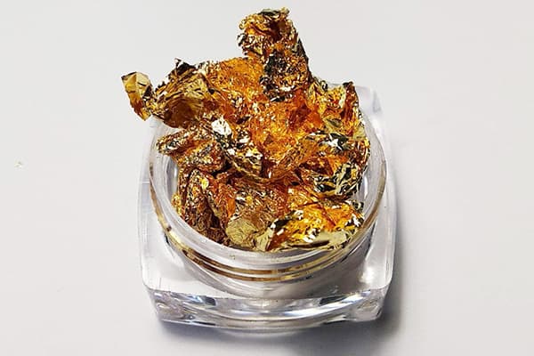 Feuille pour les ongles dans un pot