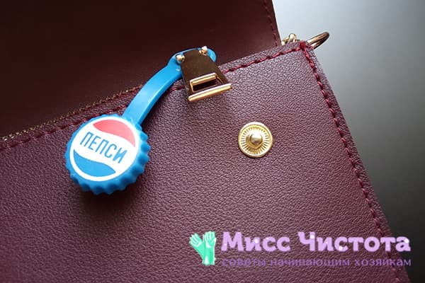 Streetwear sur le curseur de la fermeture à glissière du sac