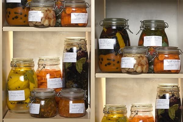 Légumes fermentés et marinés dans des bocaux