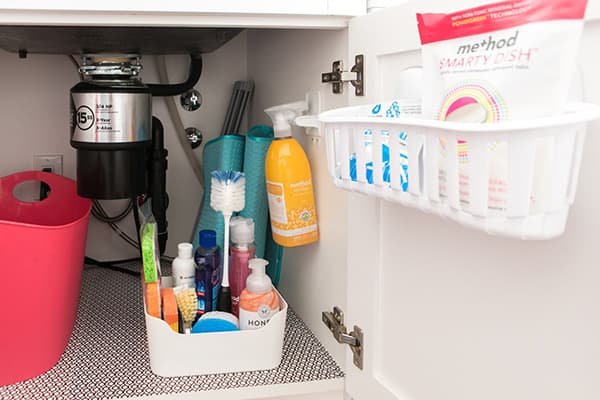 Organisateurs dans l'armoire sous l'évier de la cuisine