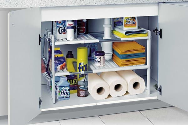 Étagères sous l'évier de la cuisine