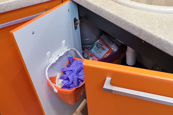 Crochets sur la porte de l'armoire sous l'évier